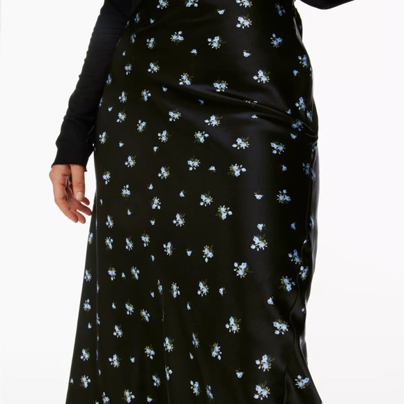 Aritzia Wilfred
Ambience Silk Skirt
Size 2 - Picture 9 of 9
